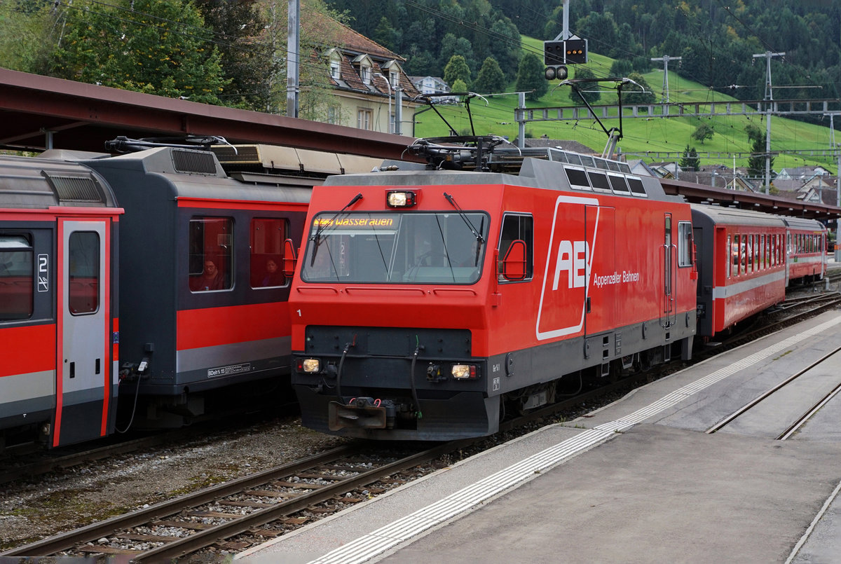AB: Impressionen von dem Bahnhof Appenzell der Appenzeller Bahnen, verewigt am 15. September 2017.
Ab Appenzell verkehren die Züge der S 23 im Halbstundentakt nach Wasserauen und Herisau-Gossau. Ebenfalls im Halbstundentakt wird von der S 22 die Strecke Gais-St.Gallen bedient.
Foto: Walter Ruetsch