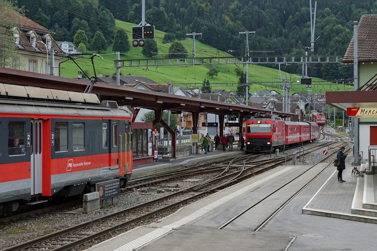 AB: Impressionen von dem Bahnhof Appenzell der Appenzeller Bahnen, verewigt am 15. September 2017.
Ab Appenzell verkehren die Züge der S 23 im Halbstundentakt nach Wasserauen und Herisau-Gossau. Ebenfalls im Halbstundentakt wird von der S 22 die Strecke Gais-St.Gallen bedient.
Foto: Walter Ruetsch