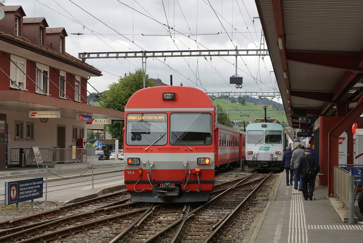 AB: Impressionen von dem Bahnhof Appenzell der Appenzeller Bahnen, verewigt am 15. September 2017.
Ab Appenzell verkehren die Züge der S 23 im Halbstundentakt nach Wasserauen und Herisau-Gossau. Ebenfalls im Halbstundentakt wird von der S 22 die Strecke Gais-St.Gallen bedient.
Foto: Walter Ruetsch