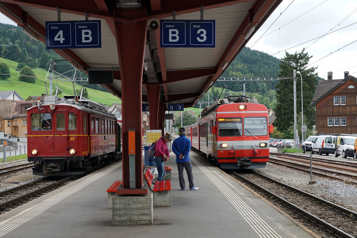 AB: Impressionen von dem Bahnhof Appenzell der Appenzeller Bahnen, verewigt am 15. September 2017.
Ab Appenzell verkehren die Züge der S 23 im Halbstundentakt nach Wasserauen und Herisau-Gossau. Ebenfalls im Halbstundentakt wird von der S 22 die Strecke Gais-St.Gallen bedient.
Foto: Walter Ruetsch  
