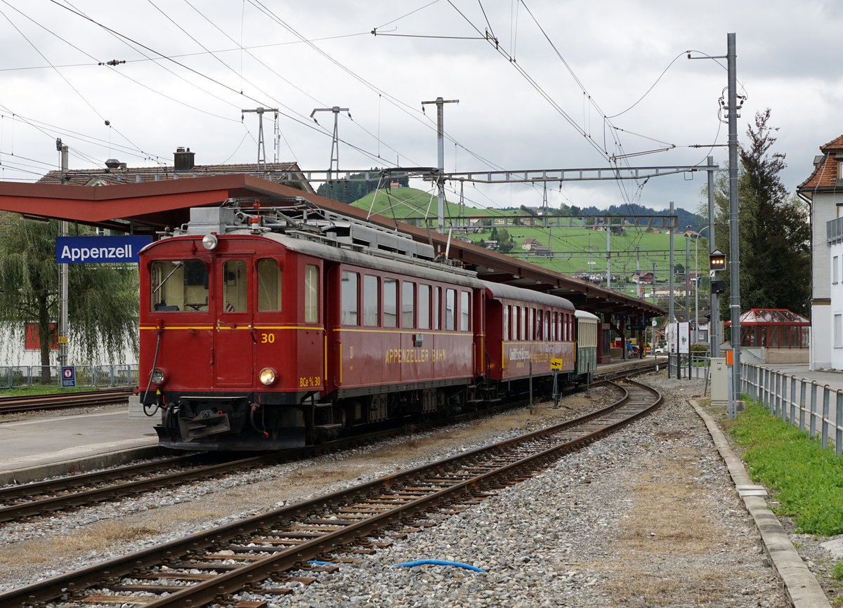 AB: Impressionen von dem Bahnhof Appenzell der Appenzeller Bahnen, verewigt am 15. September 2017.
Ab Appenzell verkehren die Züge der S 23 im Halbstundentakt nach Wasserauen und Herisau-Gossau. Ebenfalls im Halbstundentakt wird von der S 22 die Strecke Gais-St.Gallen bedient.
Foto: Walter Ruetsch  