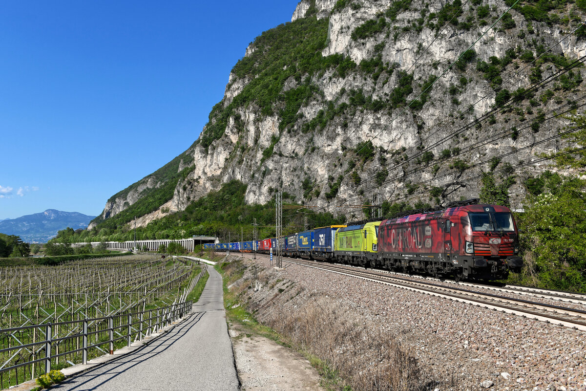 Ab Kufstein übernahm am 28. April 2022 das Werbelok-Tandem 193 555 und 559 von TXLogistik die Beförderung des KLV-Zuges TEC 43105 von Leipzig Wahren nach Verona Quadrante Europa. Die farbenfrohe Leistung konnte ich bei Besenello im Trentino aufnehmen.  