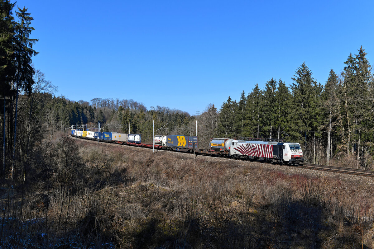 Ab März steht die Sonne auch wieder hoch genug, um im Waldstück zwischen Grafing und Aßling zu fotografieren. Am 06. März 2021 begegnete mir dort die 189 901 von Lokomotion vor dem DGS 41855 von München Riem nach Trieste Campo Marzio.