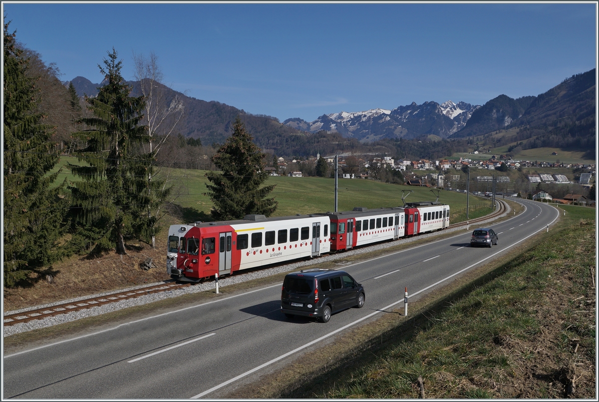 Ab morgen verkehren hier wieder Züge, wenn auch auf breiterer Spur und sogar von und bis Bern. Ein TPF Meter-Spur Zug ist zwischen Broc und La Tour de Trême auf dem Weg nach Bulle.
Gut einen Monat später wurde der Verkehr auf Bus umgestellt, damit die Strecke umgespurt werden konnte. 
 
2. März 2021