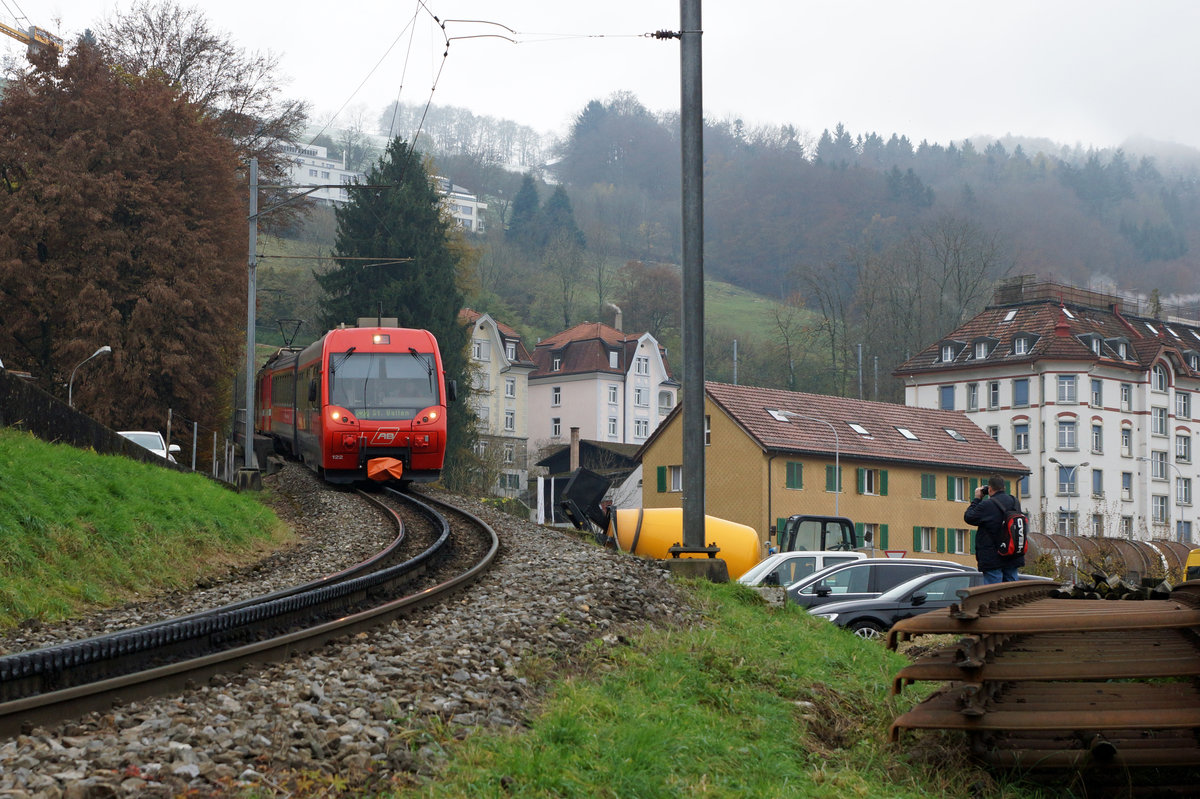 AB: Pendelzug auf dem Zahnradstreckenabschnitt bei St. Gallen am 13. November 2016.
Foto: Walter Ruetsch