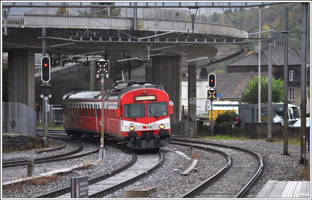 Ab Porrentruy betreibt di Chemin de fer du Jura die normalspurige 21km lange Stichstrecke nach Bonfol. RBDe 222 mit ABt 922 bei der Einfahrt in Porrentruy. (13.10.2014)