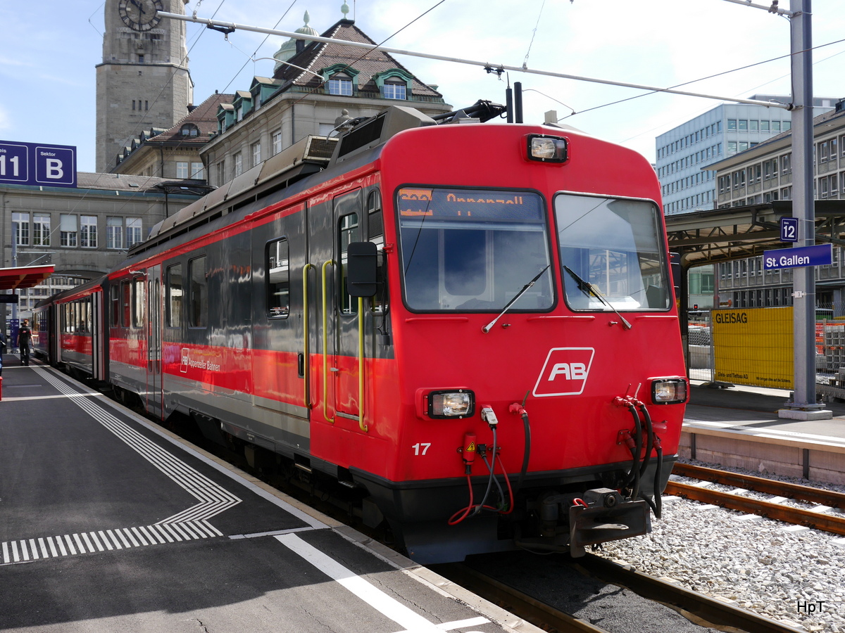 AB - Regio nach Appenzell an der Spitze der Triebwagen BDeh 4/4 17 im Bahnhof von St.Gallen am 11.05.2017