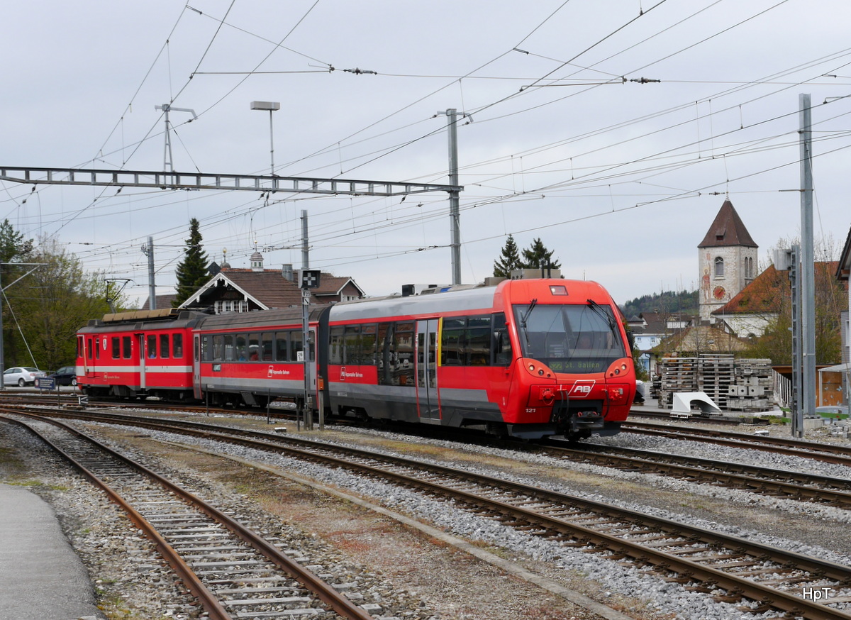 AB - Regio nach St. Gallen an der Spitze der Steuerwagen ABt 121 in Appenzell am 11.05.2017