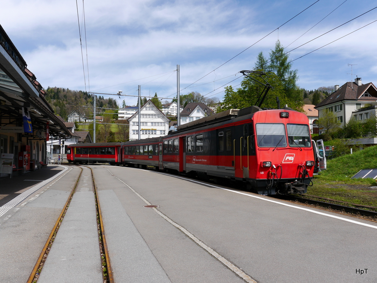AB - Regio nach St. Gallen bei der ausfahrt aus dem Bahnhof Teufen am Schluss der Schiebende Triebwagen BDeh 4/4 15 ... 11.05.2017