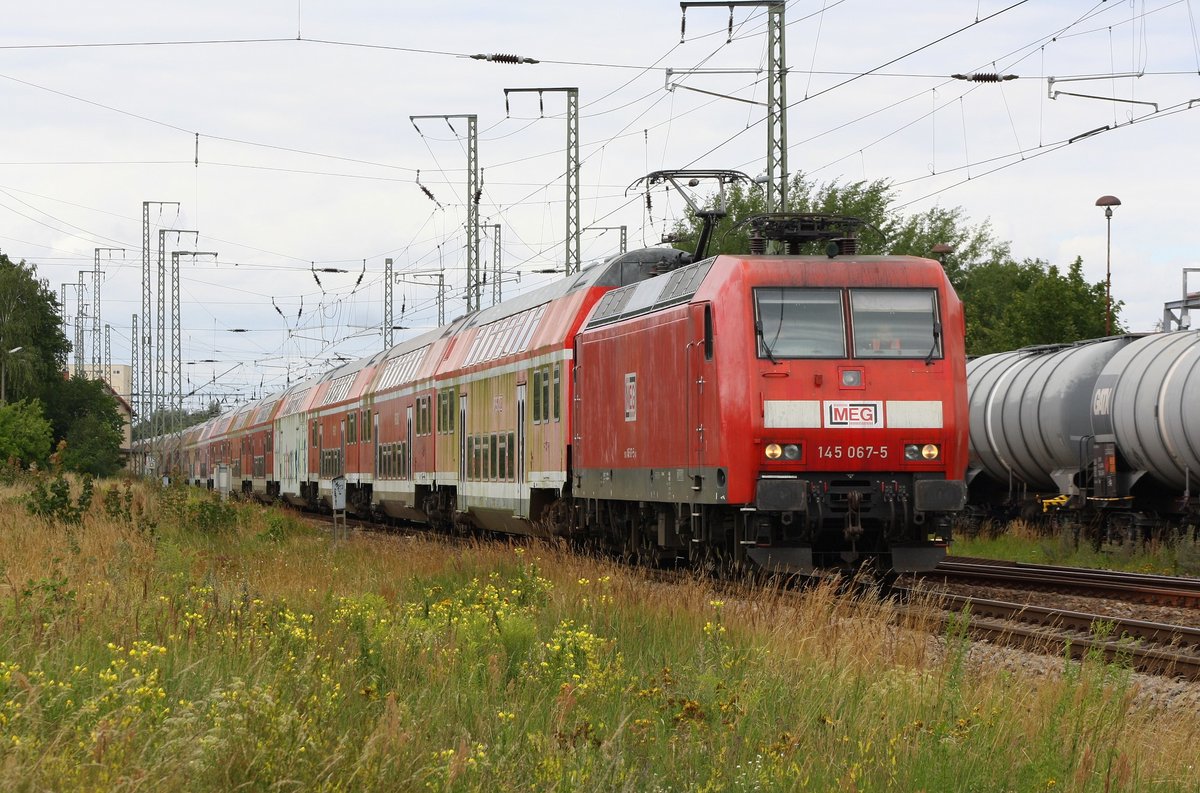 Ab in den Schrott - MEG 145 067-5 mit alten Doppelstockwagen durch Anklam am 29.07.2020 Richtung Eberswalde. 56298