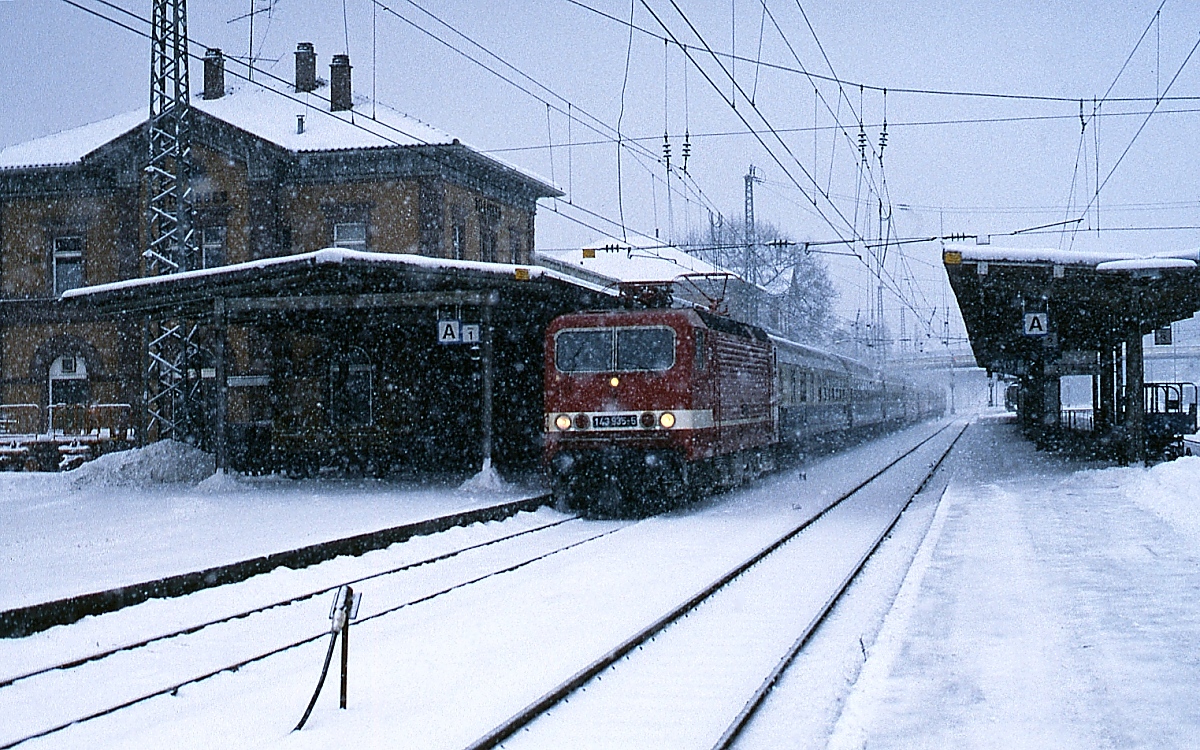 Ab September 1990 hatte die DB von der DR Lokomotiven der BR 243 für 800 DM pro Lok und Tag angemietet, die zunächst auf der Schwarzwaldbahn eingesetzt wurden. Bei starkem Schneetreiben kommt die schon DB-konform umgezeichnete 143 935-5 im Februar 1991 im Bahnhof Villingen an.