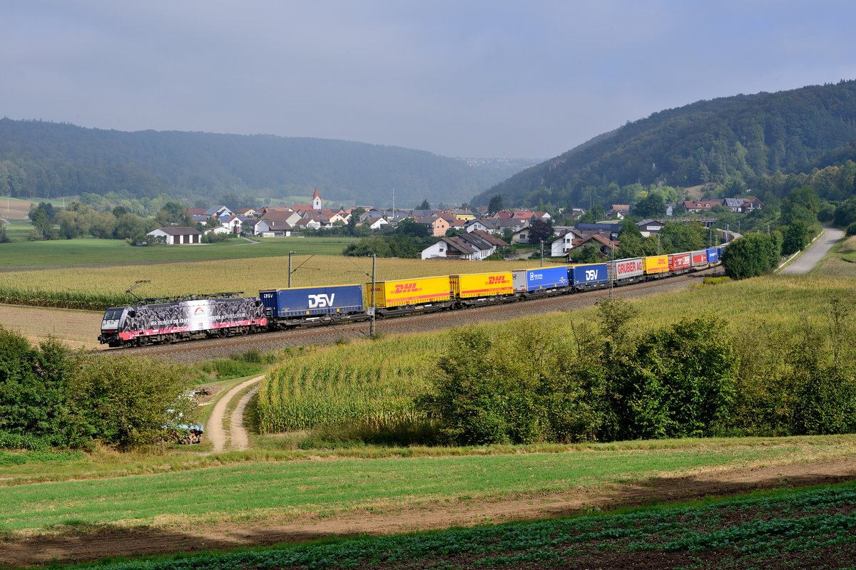 Ab September gestaltet sich das Fotografieren im Altmühltal oft recht spannend. Gerne hält sich dichter Nebel bis in die Mittagsstunden. So auch am 08. September 2016, als sich die Schwaden erst bei Vorbeifahrt von 189 997 mit ihrem DGS 43140 von Verona Q. E. nach Lübeck Skandinavienkai etwas lichteten. Bei Breitenfurt legte sich die neue Werbelok von TXLogistik mit ihrem gut ausgelasteten Zug des kombinierten Ladungsverkehrs in die Kurve.