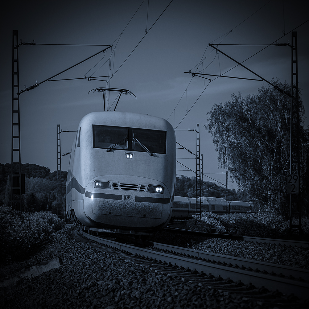 Ab in den Süden....

ging es für diesen ICE Umleiter im Abendlicht des 10.05.15 auf der alten Nord Süd Strecke Hannover - Göttingen