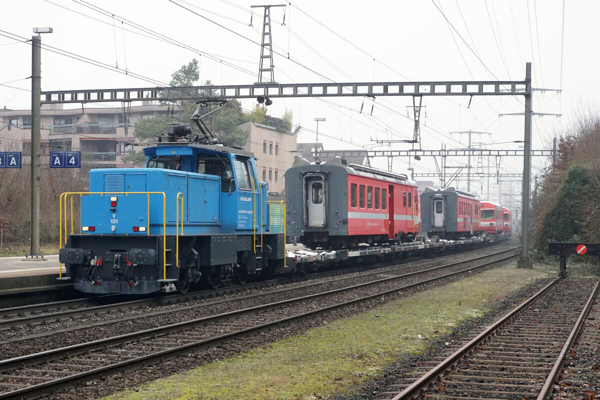 AB Triebzüge auf ihrer letzten Fahrt.
Vier ausrangierte Fahrzeuge der Appenzeller Bahnen (AB) wurden am 11. Januar 2022 mit der Stadler Eea 936 von Gossau nach Kaiseraugst zur Verschrottung überführt. 
Durchfahrt Bahnhof Rheinfelden.
Foto: Walter Ruetsch