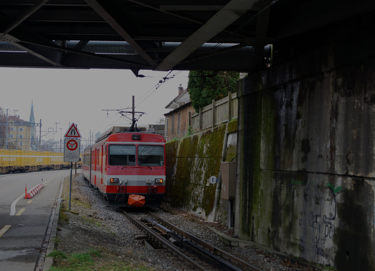 AB: Unter der Brücke beim Güterbahnhof St. Gallen verlässt die S 22 die letzte Zahnradstrecke der ehemaligen SGA (13. November 2016).
Foto: Walter Ruetsch