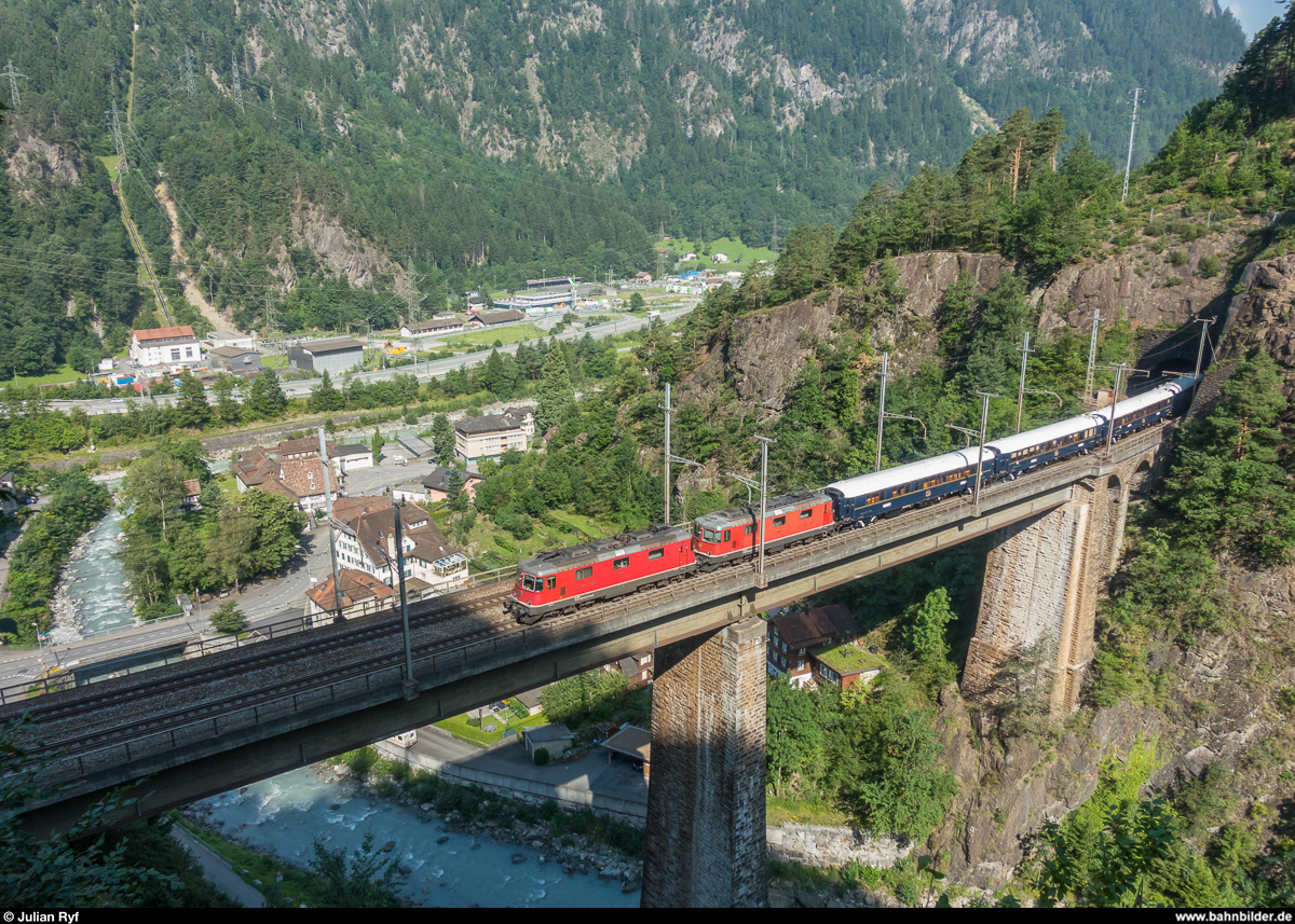 Ab und zu verkehren auch nach der Eröffnung des Basistunnels auf der Gotthard-Bergstrecke noch interessante Züge. Ein regelmässiger Gast ist der Venice Simplon-Orient-Express. Seit einiger Zeit verkehren zudem Güterzüge mit staubenden Gütern wie Kies oder Sand wieder über den Berg. Am 4. August 2017 überquert der VSOE mit einer Doppeltraktion Re 4/4 II die Chärstelenbachbrücke bei Amsteg. 