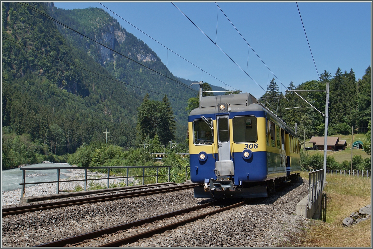 Ab Zweilütschinen verläuft die BOB Strecke Richtung Wilderswil ein gutes Stück zweispurig um einen rationellen und fahrplanstabilen Betrieb zu gewährleisten. Hier ist der ABDeh 4/4 3008 an der Spitze des Zuges 159/259 Interlaken - Lauterbrunnen/Grindelwald im  Schlangenhimmel  zu sehen.
12. Juli 2015