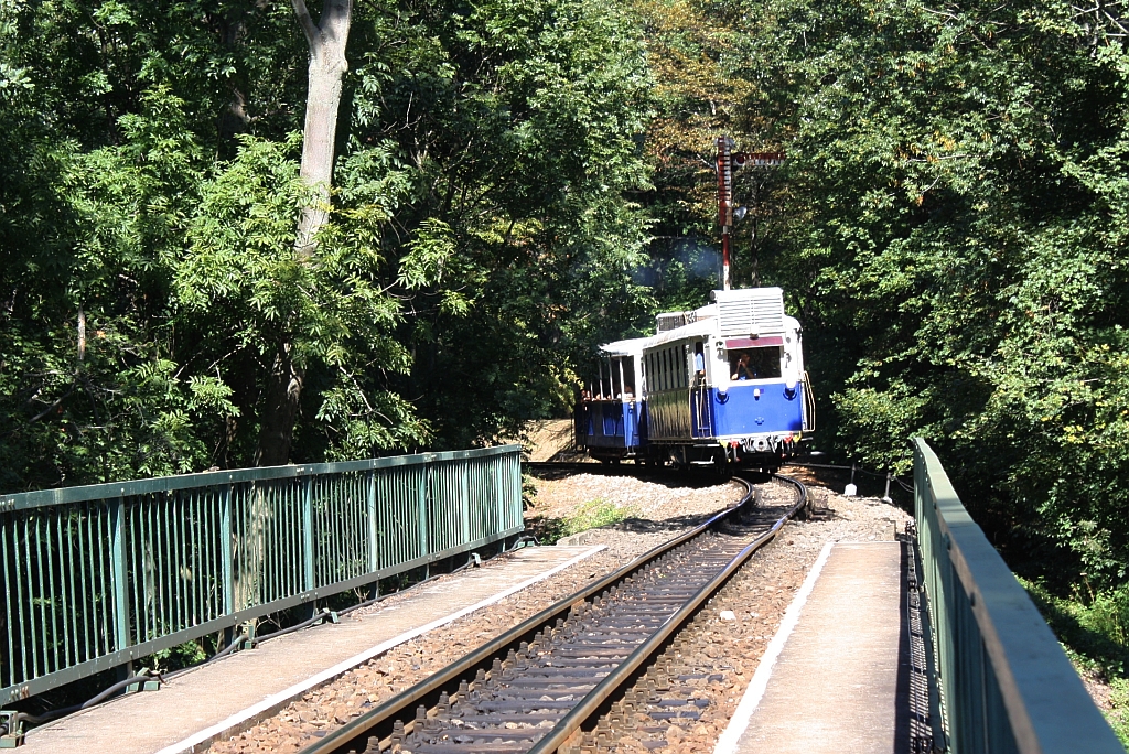 ABa mot 2 am 08.September 2013 als Zug 553 beim Einfahrsignal des Bf. Hvsvlgy. 

