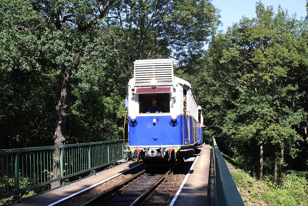 ABa mot 2 am 08.September 2013 als Zug 553 auf der Brcke ber der Nagykovcsi utca. 
