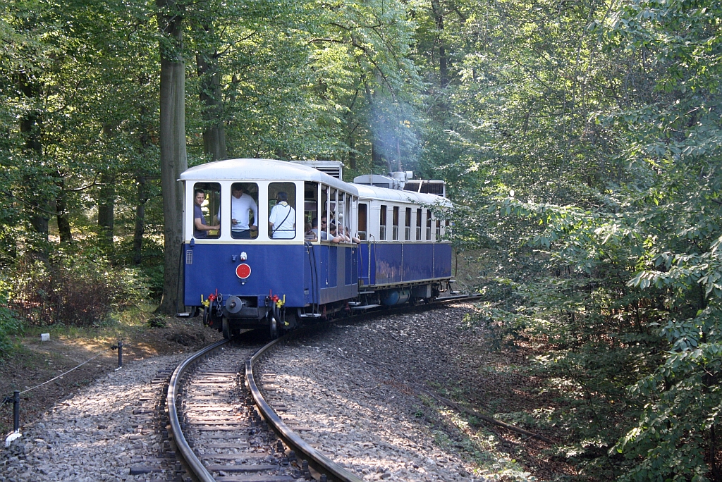ABa mot 2 mit Sommerwagen Baw-a 504 (UIC-Nr.: H-MAV 50 55 25-01 001-1) am 08.September 2013 als Zug 553 kurz nach dem Bf. Hvsvlgy.