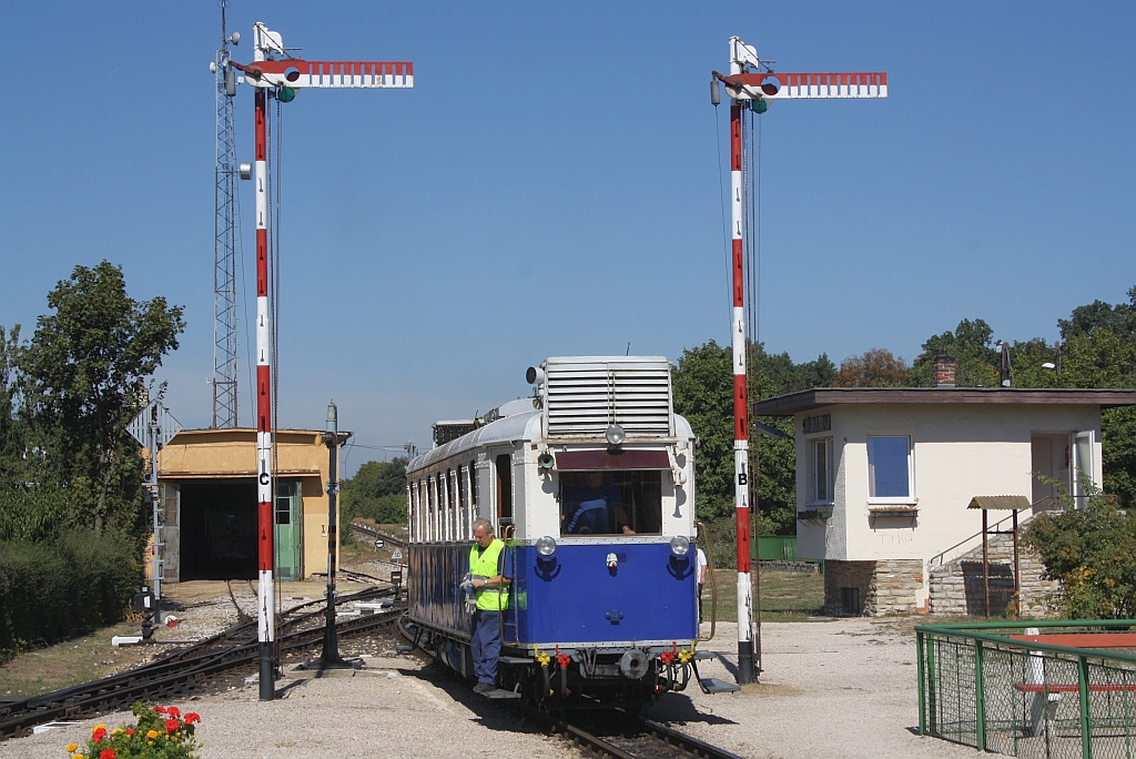 ABa mot 2 wendet am 08.September 2013 im Bf. Jnos-Hegy von Zug 557 auf Zug 552.

