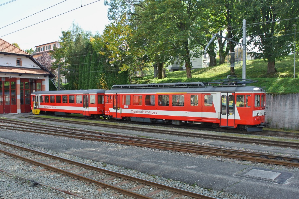 ABDe 4/4 I 603 und Bt 704 abgestellt vor dem Depot in Tramelan, 02.10.2014.