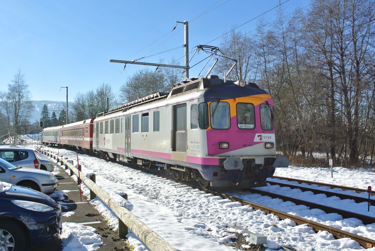 ABDe 538 316-1 ex. MThB / Thurbo, B LEGO 50 35 20-34 304-0 ex. RVT / TRN und Bt 50 34 29-33 204-5 ex. MThB / Thurbo gehren nun Travys. Diese Occasionsfahrzeuge bedienen noch ein mittgliches Schlerzugspaar 4220/4223 Le Brassus - Le Pont - Le Brassus. Im Bild fhrt der Pendel als Regio in Le Pont ein, 28.11.2013.