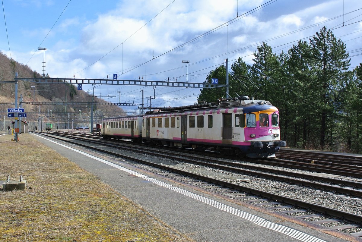 ABDe 578 016-8 und Bt 50 85 80-35 904-2 beim Manver in Vallorbe, 02.03.2017.