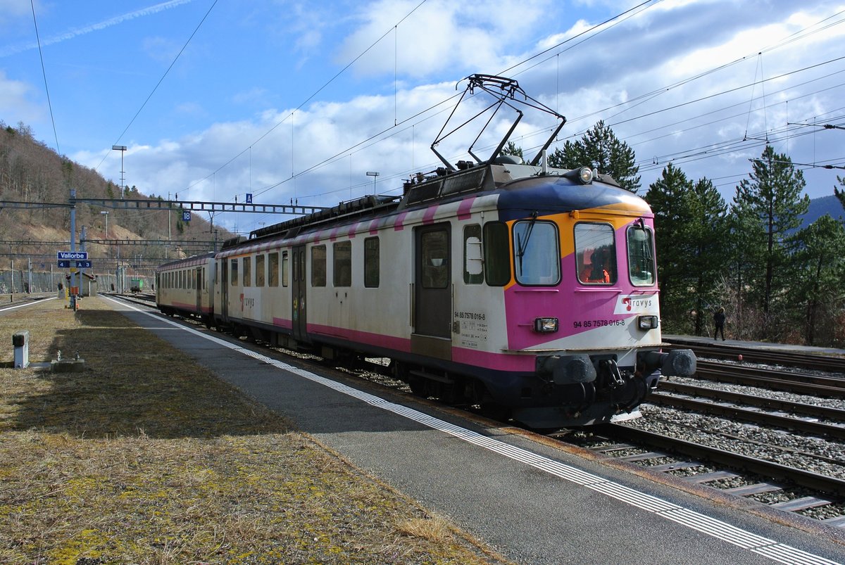 ABDe 578 016-8 und Bt 50 85 80-35 904-2 beim Manver in Vallorbe, 02.03.2017.
