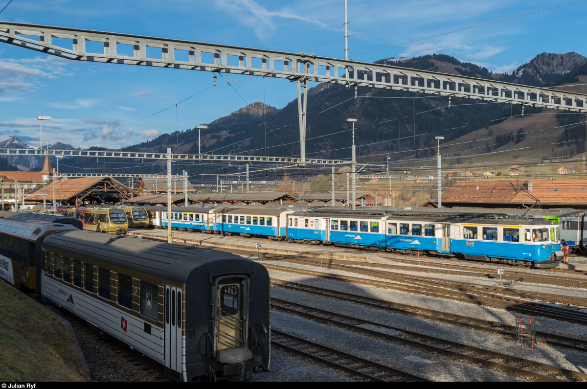 ABDe 8/8 4001 präsentiert sich am 24. Dezember 2015 in Zweisimmen im besten Licht.