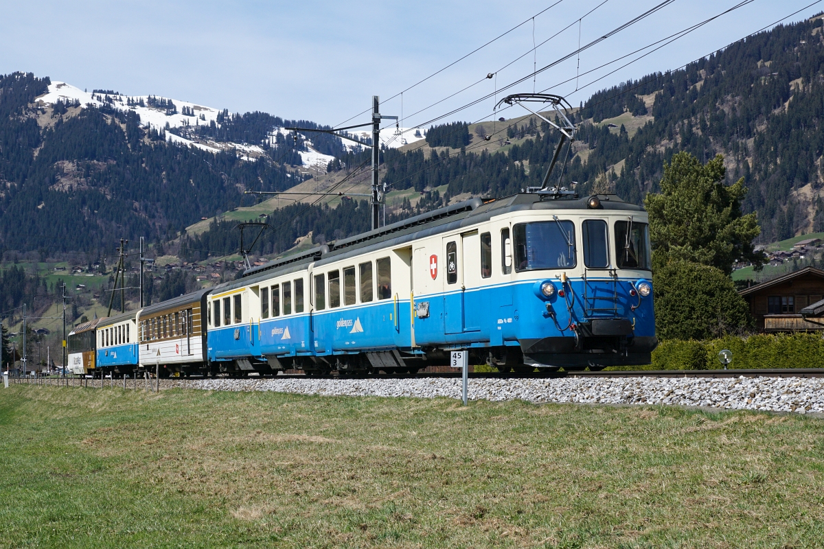 ABDe 8/8 4001erreicht am 12.04.2015 Gstaad.