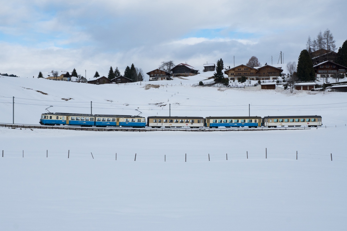 ABDe 8/8 4002 befindet sich am 24.01.2016 zwischen Gruben und Gstaad.