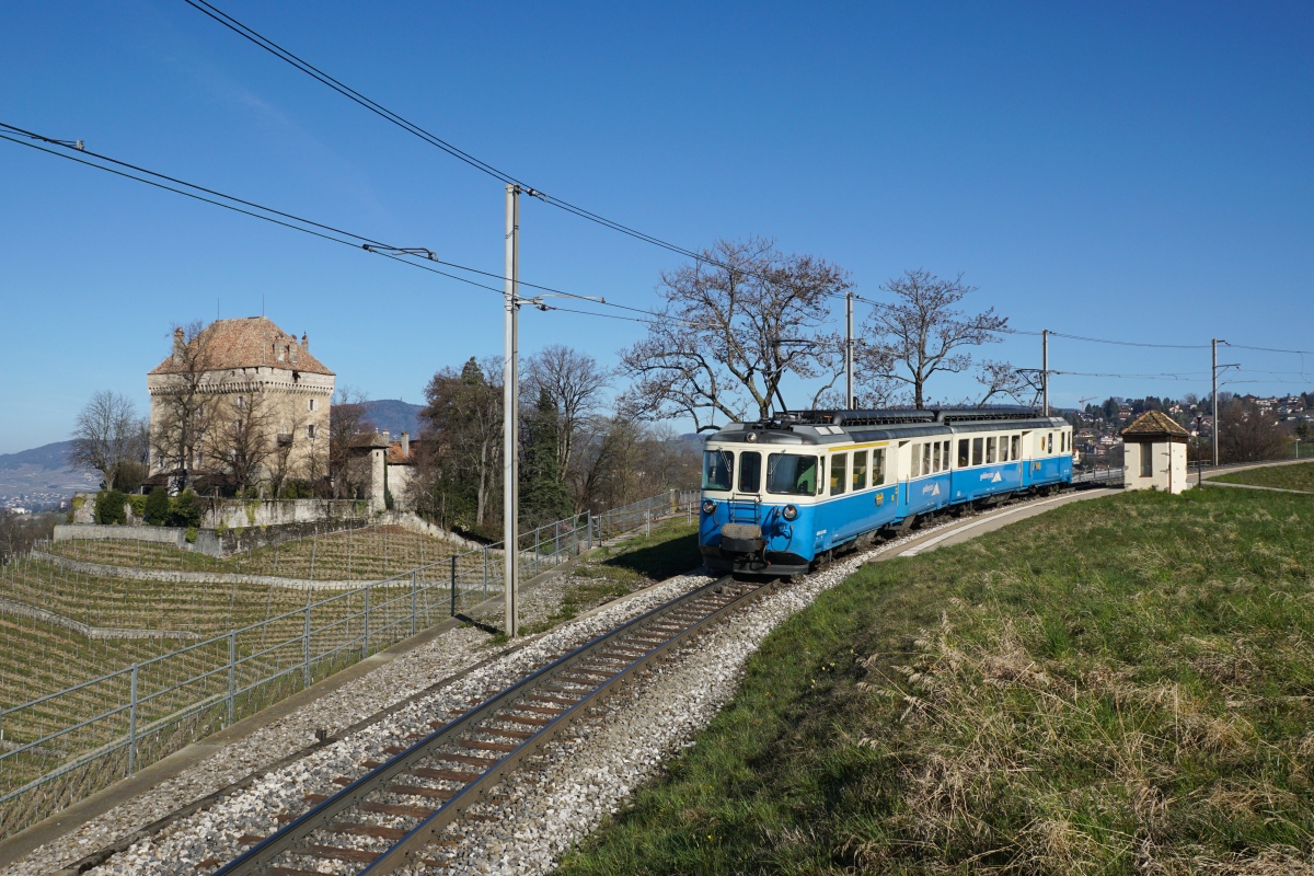 ABDe 8/8 4003 durchfährt am 26.03.2016 die Station Châtelard VD und erreicht in wenigen Minuten sein Ziel Montreux.