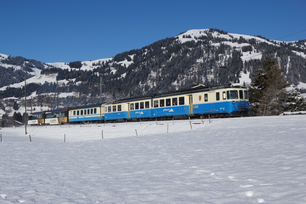 ABDe 8/8 4003 nähert sich am 27.12.2013 Gstaad.