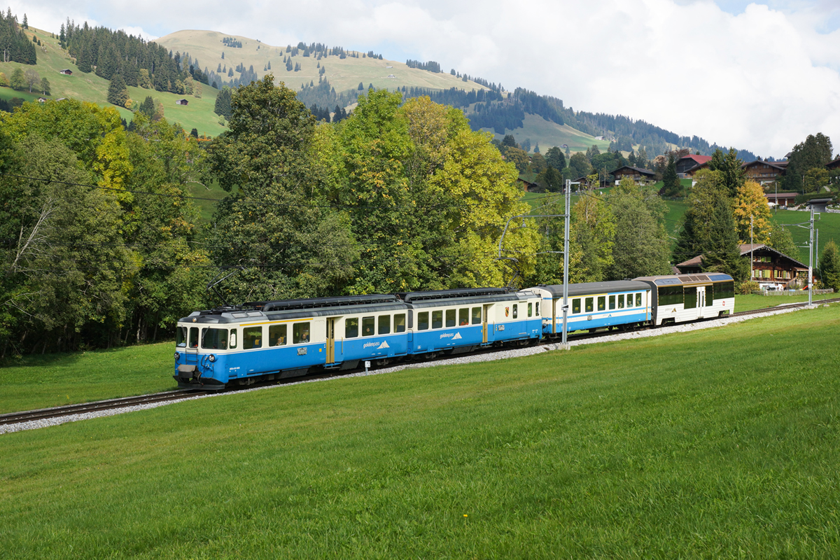 ABDe 8/8 4003 zieht am 04.10.2014 den Regio 2221 von Schönried Richtung Gruben.
