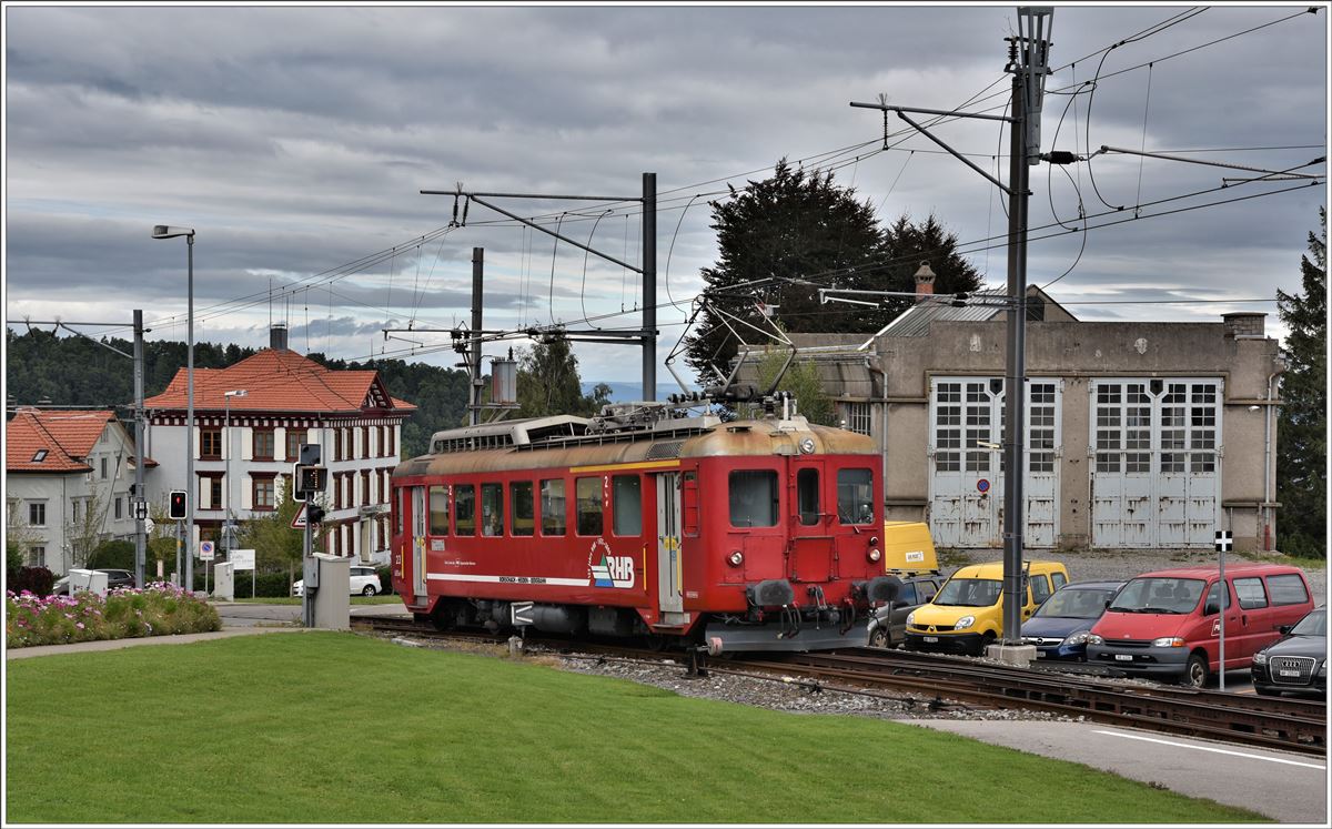 ABDeh 2/4 23 in Heiden mit dem alten RHB Depotgebäude (jetzt ohne Geleise) (11.09.2017)