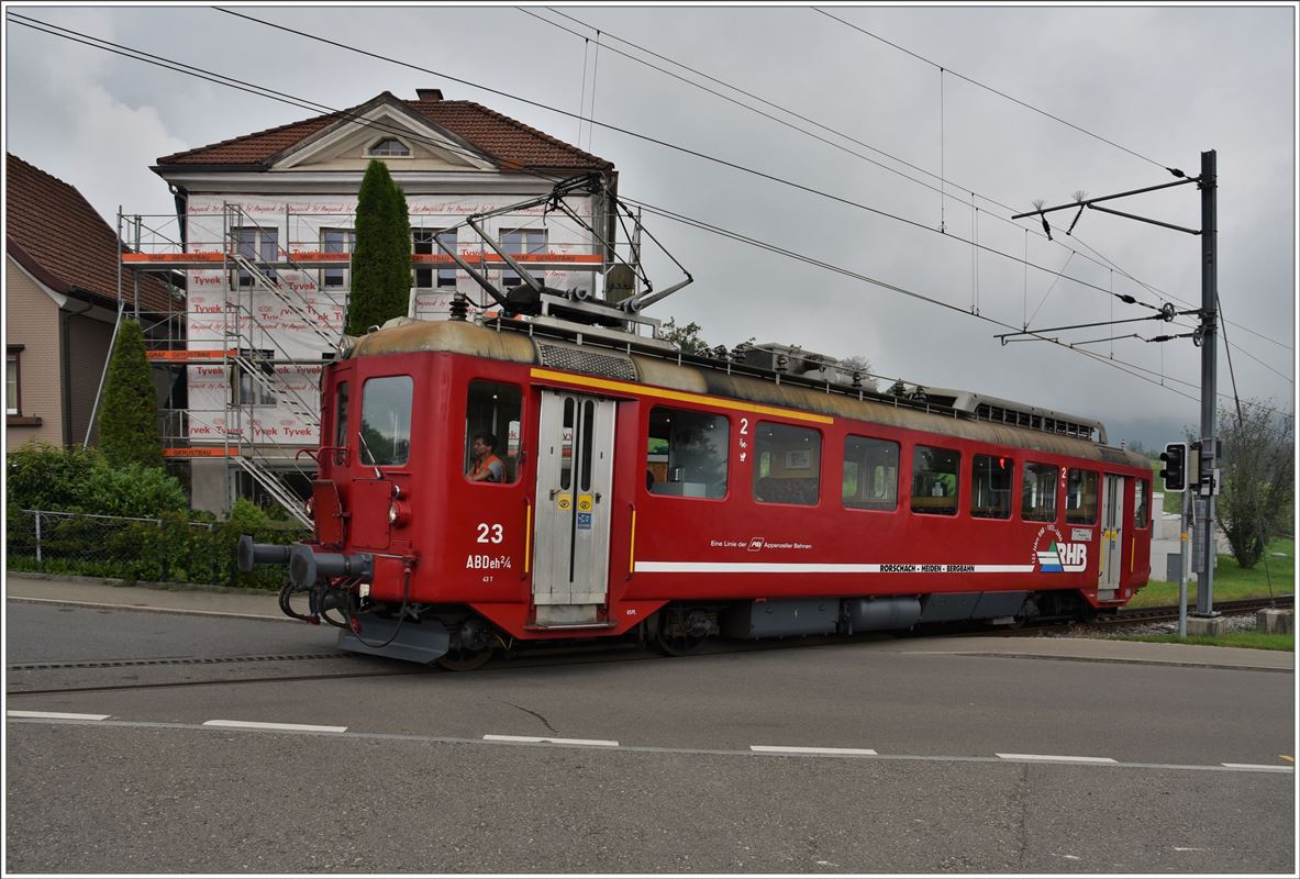ABDeh 2/4 23 überquert die Thalerstrasse in Heiden. (27.07.2016)