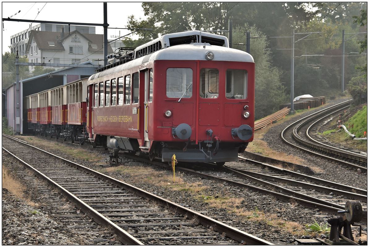 ABDeh 2/4 24 und 5 Sommerwagen in Rorschach Bergstation. Rechts beginnt die Zahnradstrecke nach Heiden. (09.10.2018)