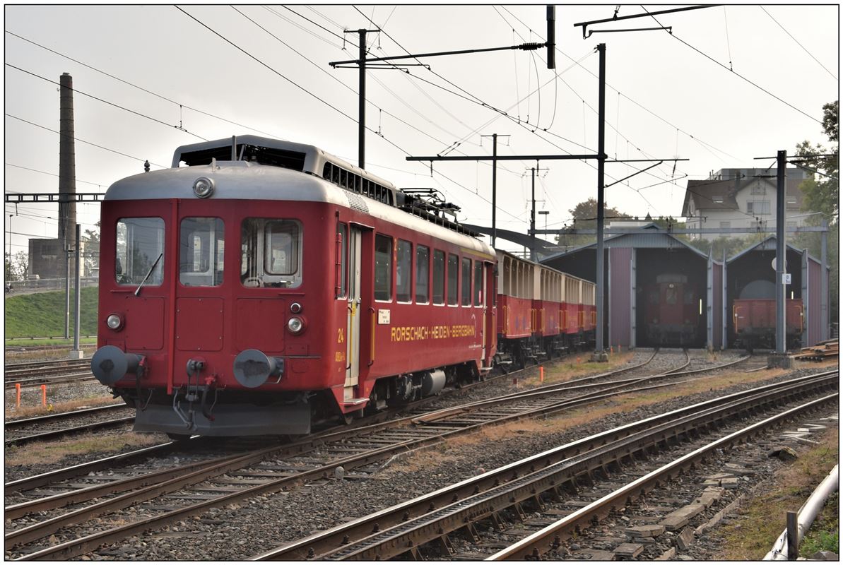ABDeh 2/4 24 und 5 Sommerwagen in Rorschach Bergstation. (09.10.2018)