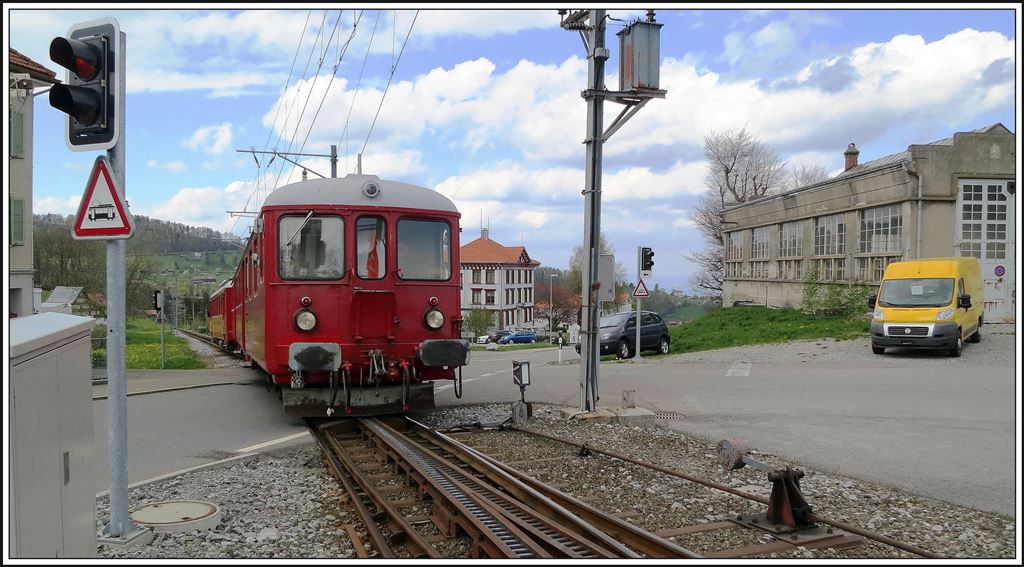 ABDeh 2/4 24 und Bt31 queren die Thalerstrasse. Rechts ist noch das alte Depot der RHB erkennbar. (14.04.2014)