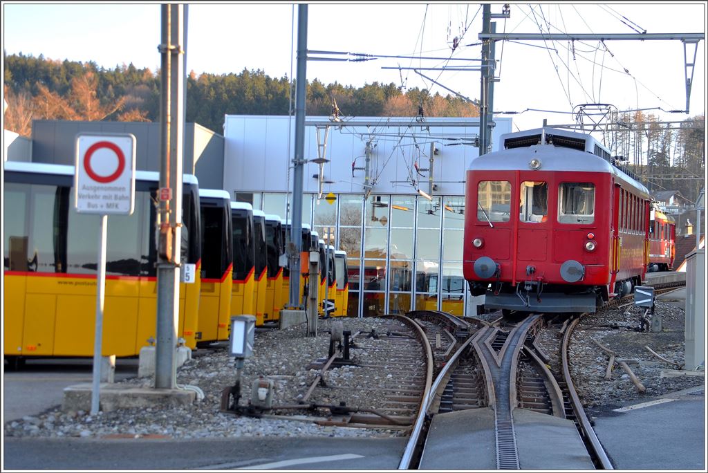 ABDeh 2/4 24 kommt in Heiden an. Vor dem gemeinsamen RHB/Postautodepot stehen 11 fabrikneue IVECO Postautos für die Linien ab Heiden. (14.12.2015)