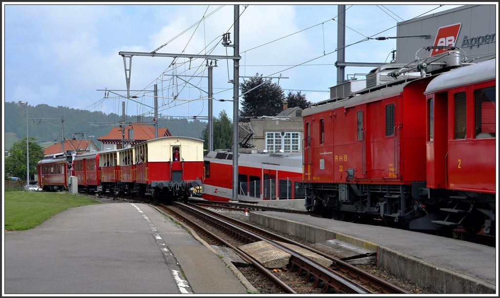 ABDeh 2/4 24 mit dem B9 und drei Sommerwagen erreicht Heiden. Der BDeh 3/6 25 wird den ABDeh 2/4 ersetzen, während DZeh 2/4 22 abgestellt ist. (18.08.2015)