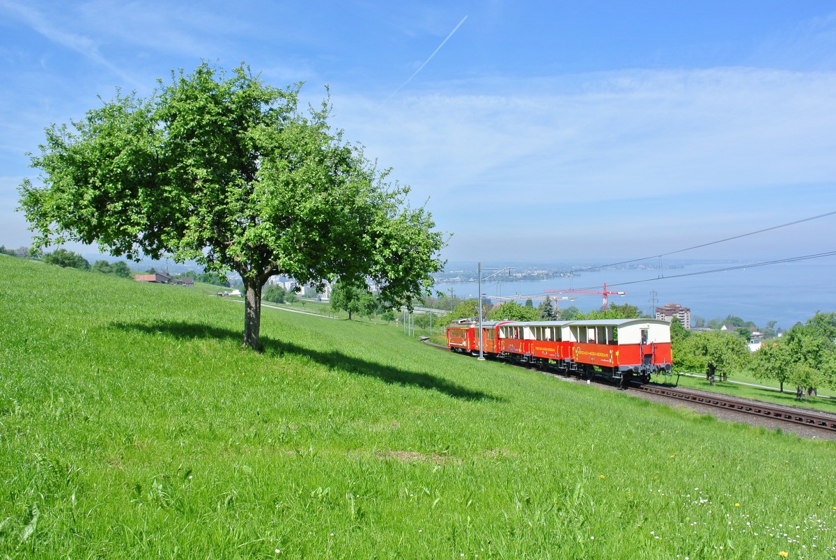 ABDeh 2/4 Nr. 23 schiebt 4 Wagen vom Bodensee hinauf Richtung Heiden, 05.05.2014.