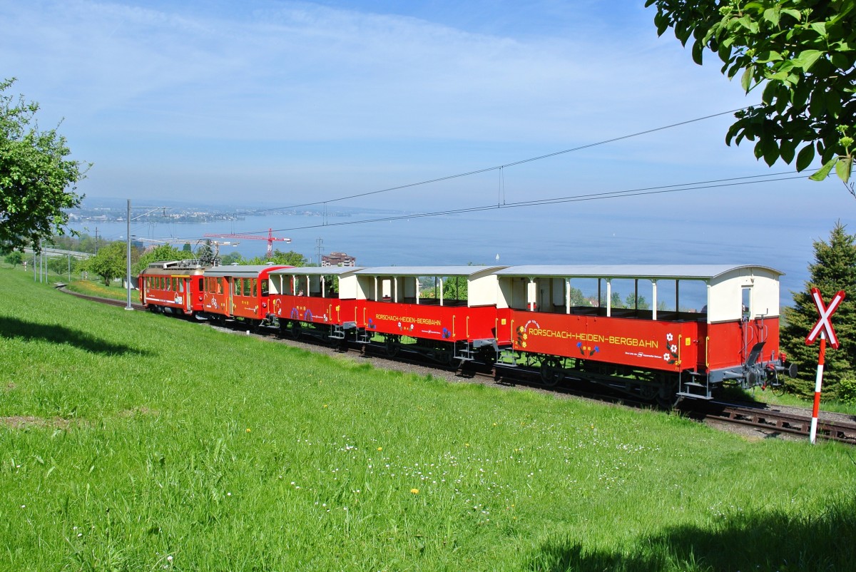 ABDeh 2/4 Nr. 23 schiebt 4 Wagen vom Bodensee hinauf Richtung Heiden, 05.05.2014.
