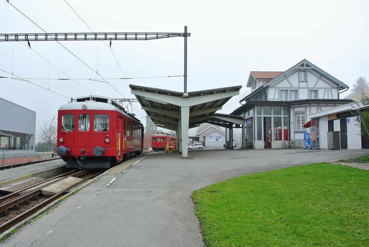 ABDeh 2/4 Nr. 24 ist im Regionalzugsdienst im Einsatz, im Hintergrund ist der ABDeh 2/4 Nr. 23 als Reserve abgestellt, Heide, 12.10.2015.