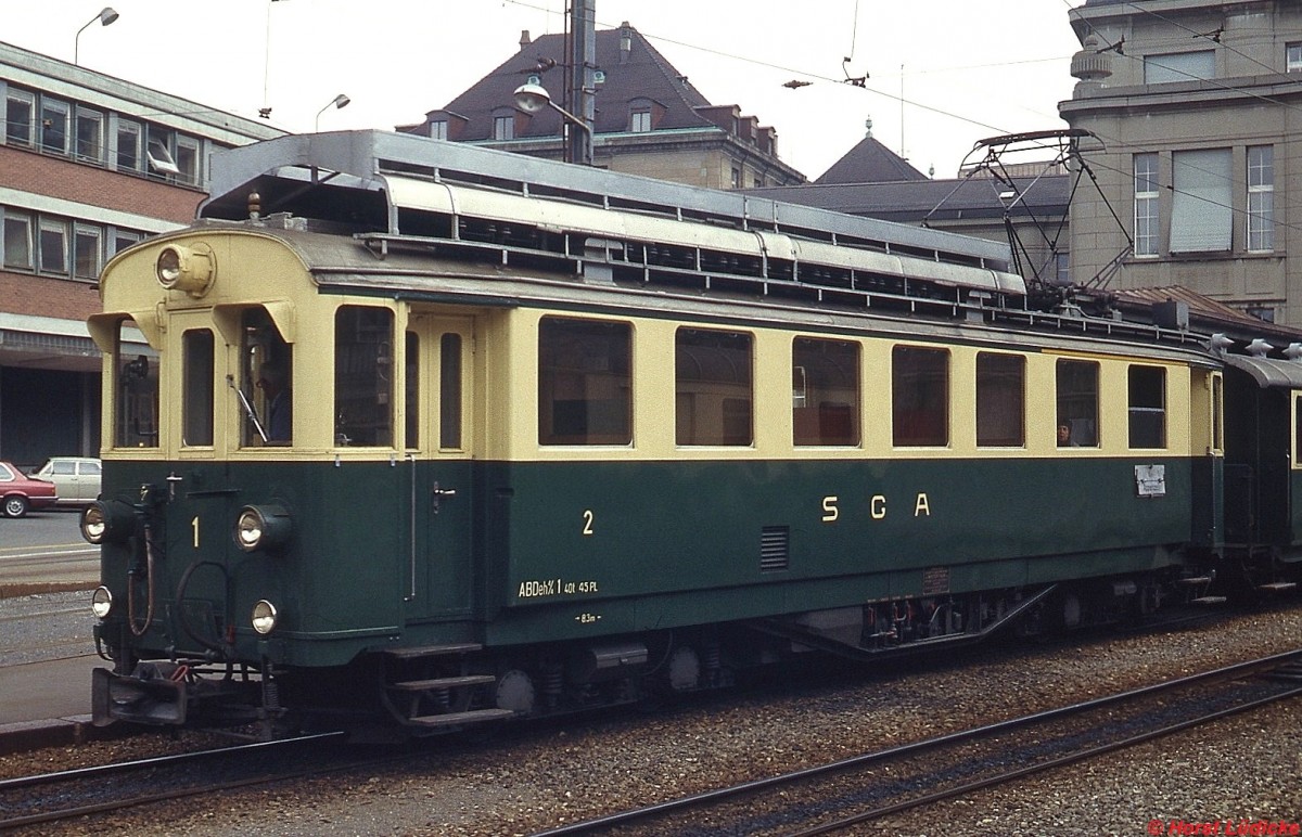 ABDeh 4/4 1 der SGA (St. Gallen-Gais-Appenzeller Bahn) steht im Frühjahr 1979 abfahrbereit in St. Gallen. Die SGA fusionierte am 01.01.1988 mit der Appenzeller Bahn zu den Appenzeller Bahnen.
