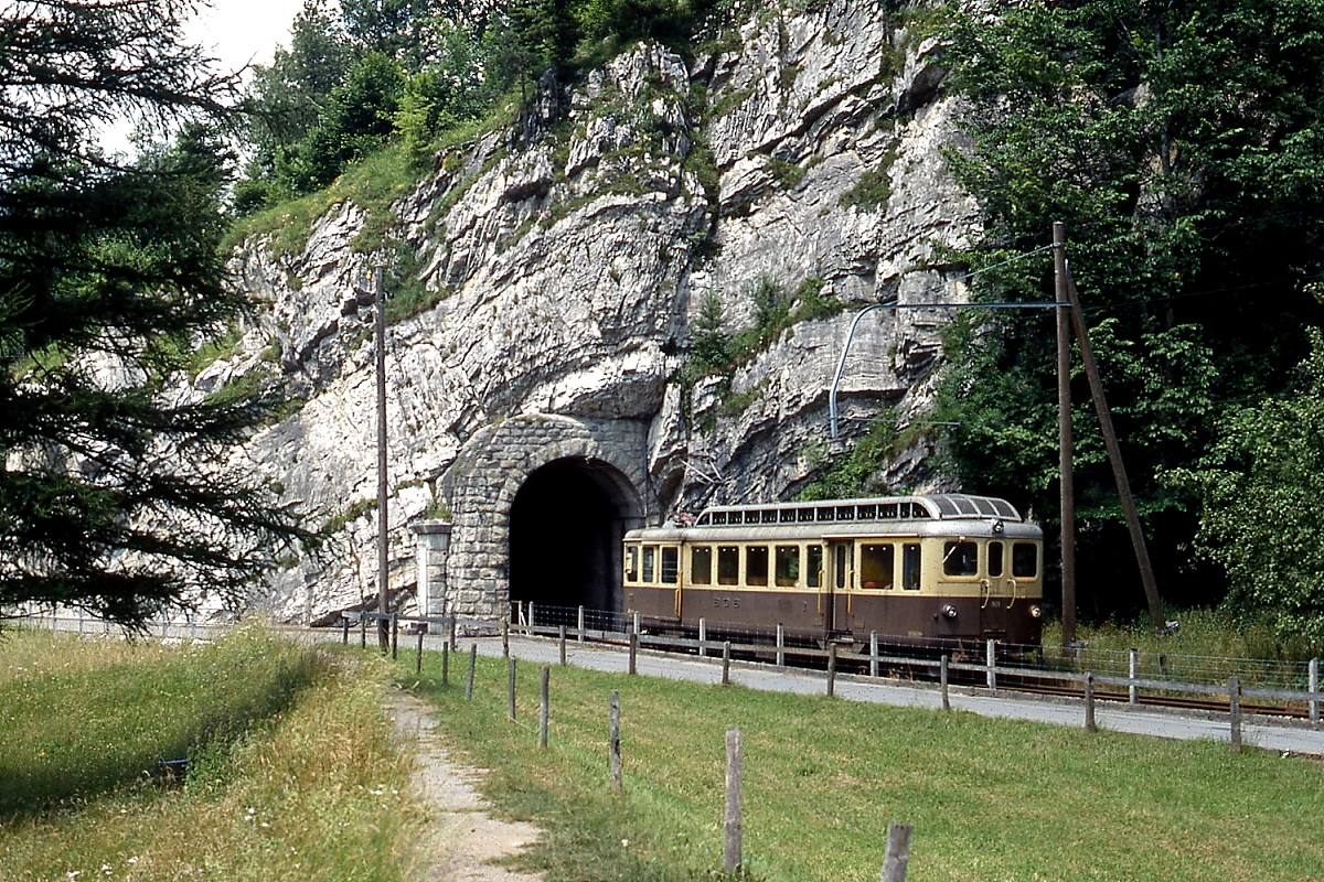 ABDeh 4/4 301 der BOB verläßt im Juni 1991 auf seinem Weg von Meiringen nach Innertkirchen den 1.502 m langen Kirchettunnel