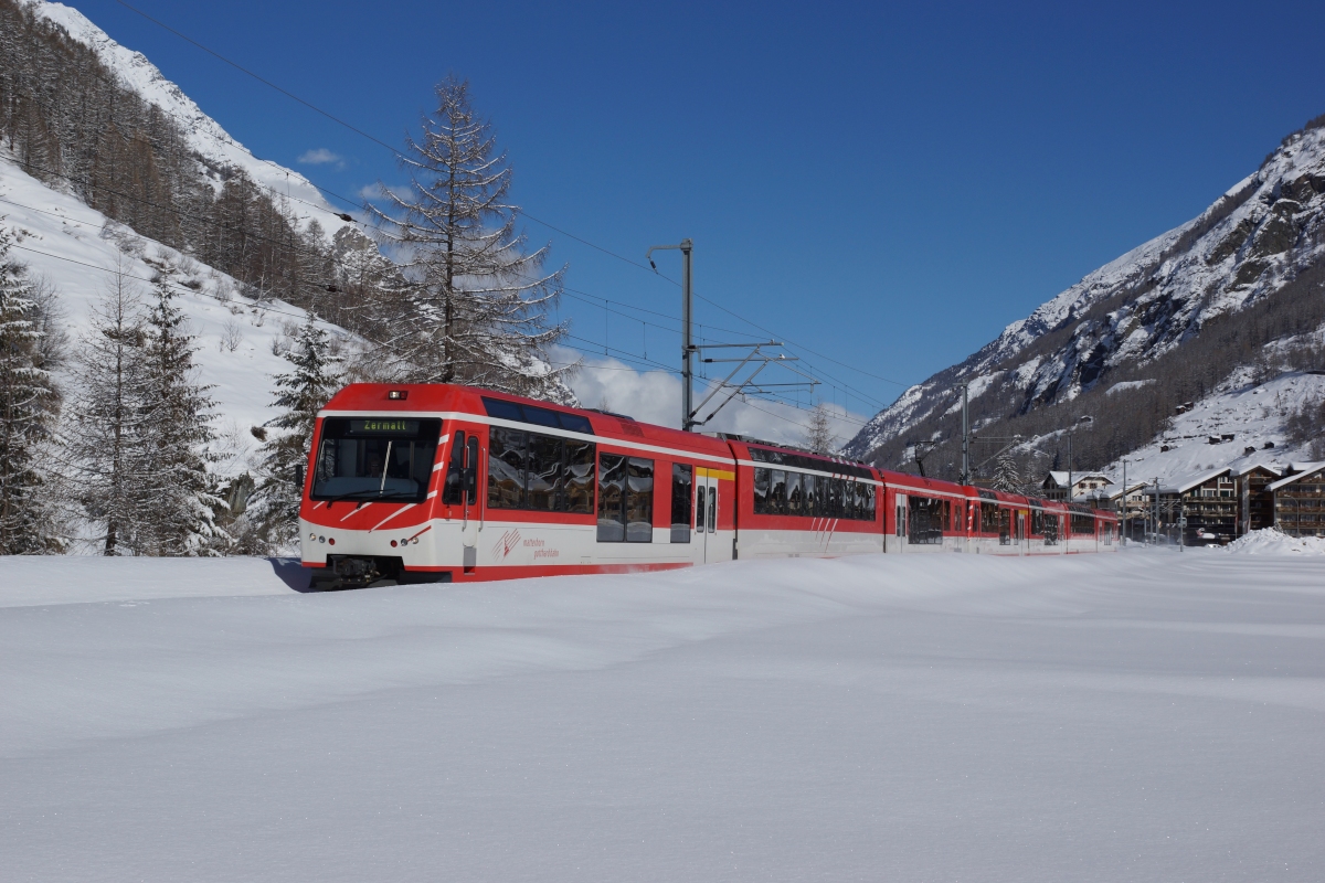 ABDeh 4/8 2021 und ABDeh 4/10 2012 fahren am 23.02.2014 von Täsch in Richtung Ziel Zermatt.