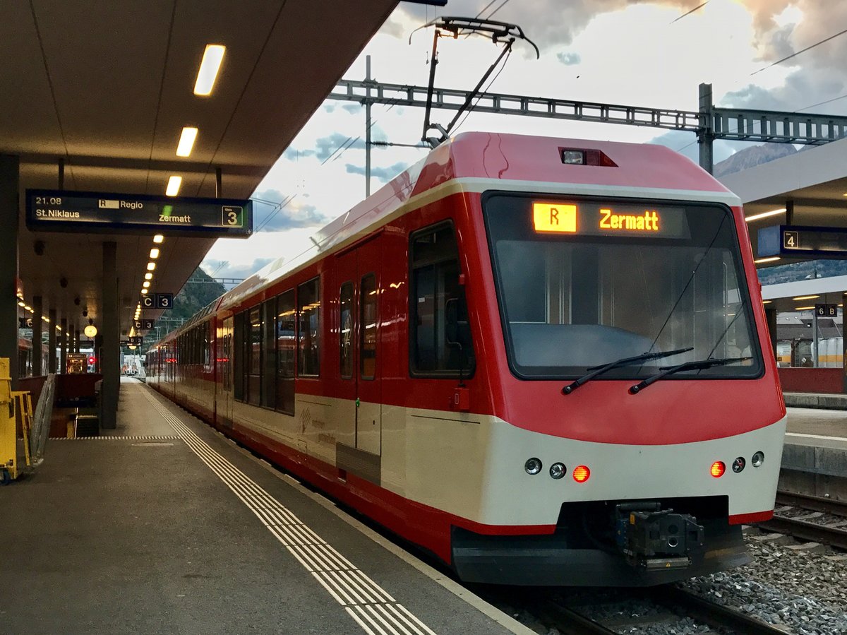 ABDeh 4/8 2028 steht am 12.7.17 in Visp zur Abfahrt nach Zermatt bereit, vorne an diesem Zug ist der ABt 2131.