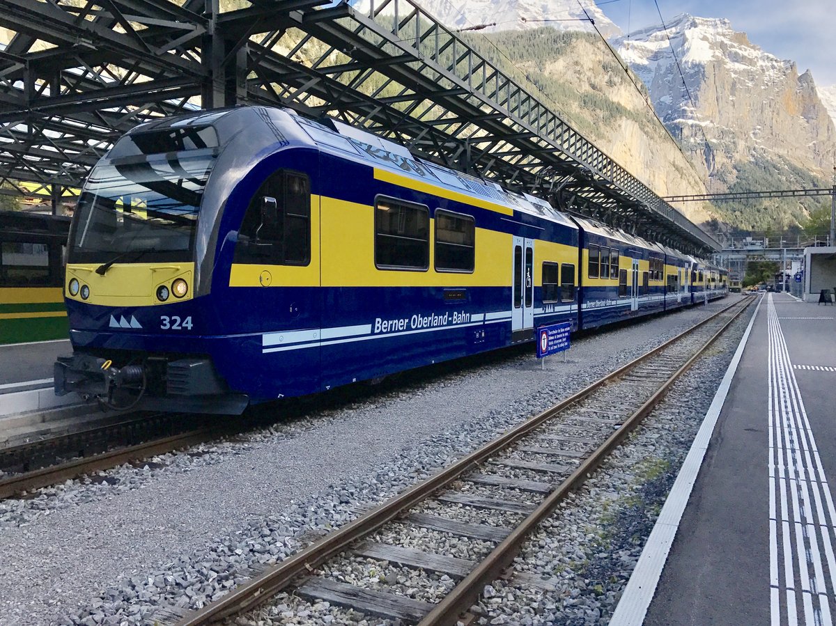 ABDeh 8/8 323 in DoTra mit 324 die als Übergang bis die Gelenksteuerwagen geliefert werden, so zusammen fahren, am 5.5.17 in Lauterbrunnen.